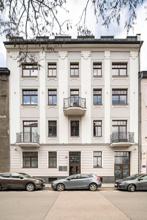 Uroczy Obok Opery I Dworca Głównego *